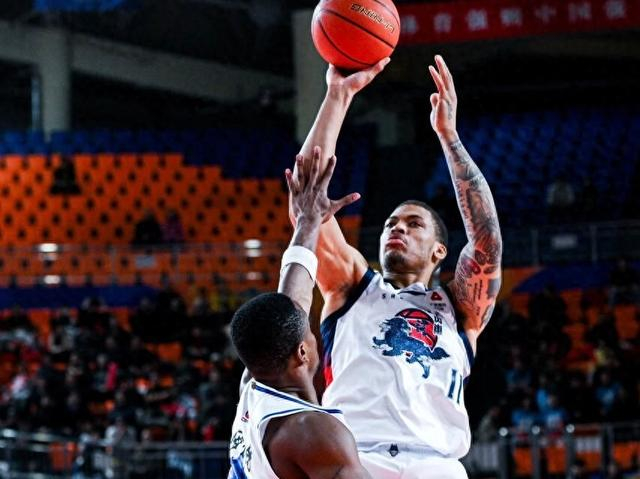 山东外援约翰逊7场蜕变成核心 攻防两端助力球队