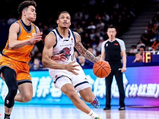 山东外援约翰逊7场蜕变成核心 攻防两端助力球队