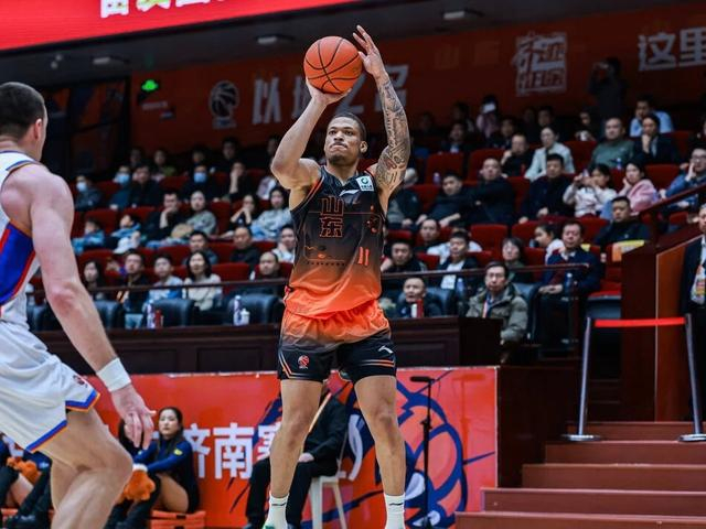 山东外援约翰逊7场蜕变成核心 攻防两端助力球队