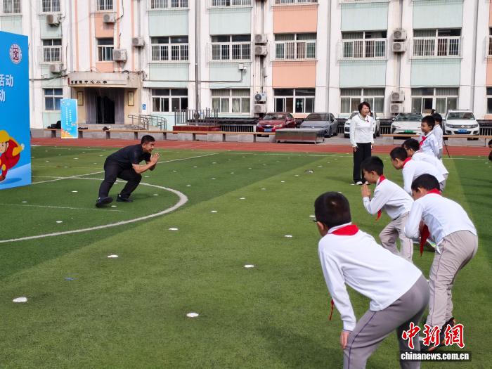 短道速滑冠军李佳军走进校园分享奋斗故事，激