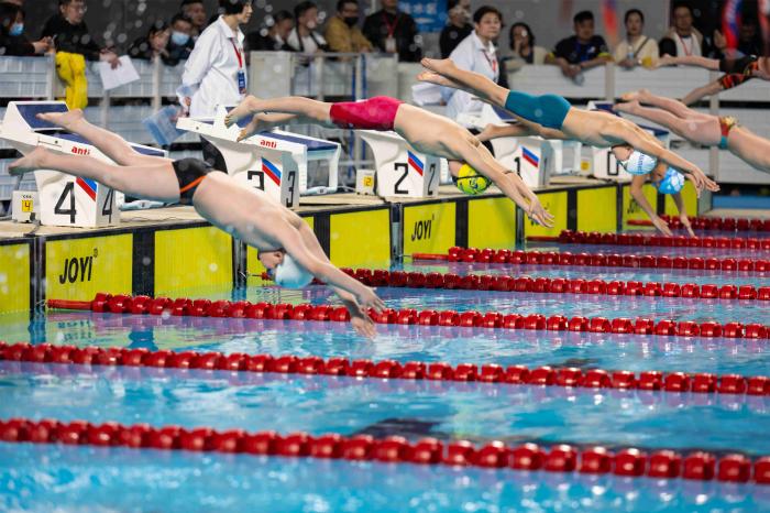 青少年体能与意志培育主题的英东泳馆大型游泳